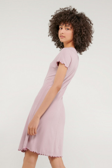 Vestido corto unicolor, manga corta.