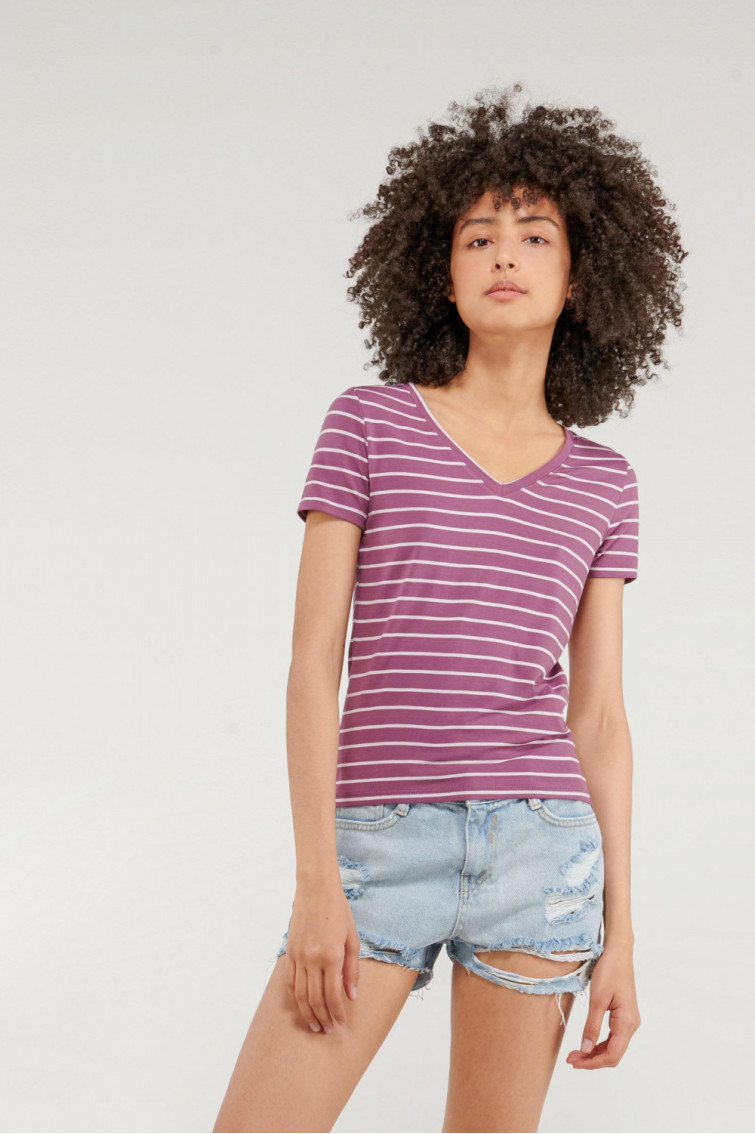 Camiseta básica, manga corta con cuello en V.