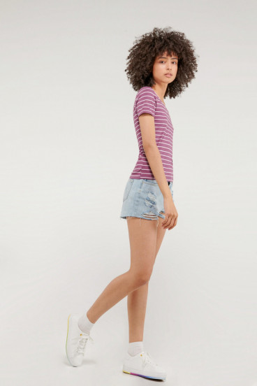 Camiseta básica, manga corta con cuello en V.