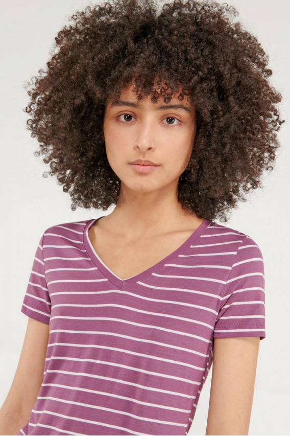 Camiseta básica, manga corta con cuello en V.