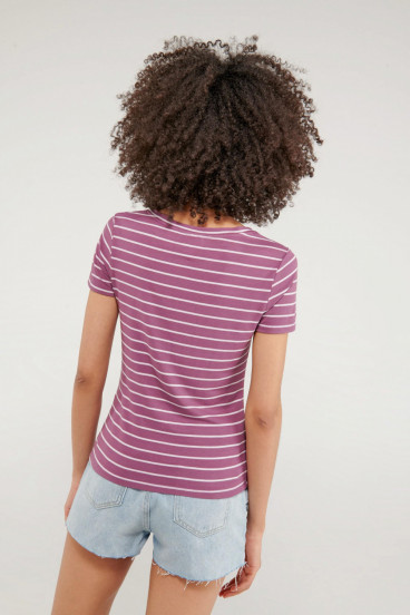 Camiseta básica, manga corta con cuello en V.