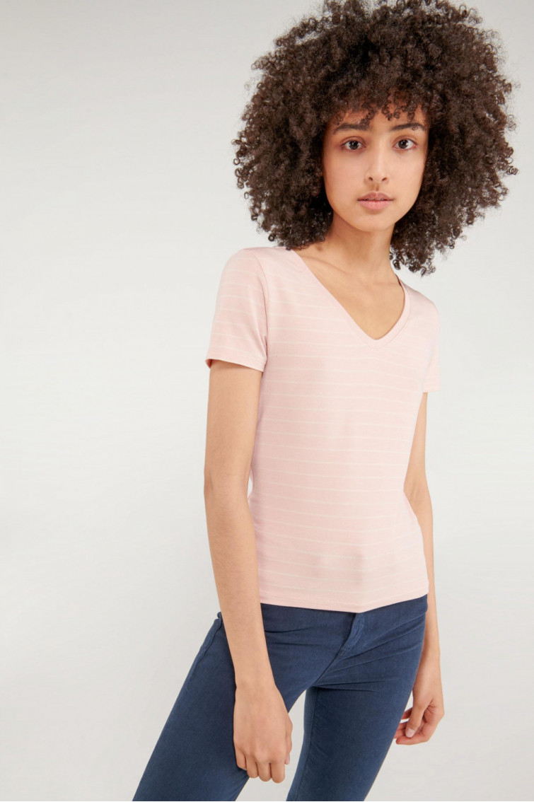 Camiseta básica, manga corta con cuello en V.