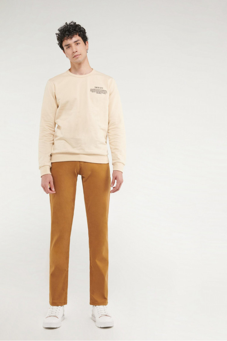 Pantalón unicolor tipo chino slim