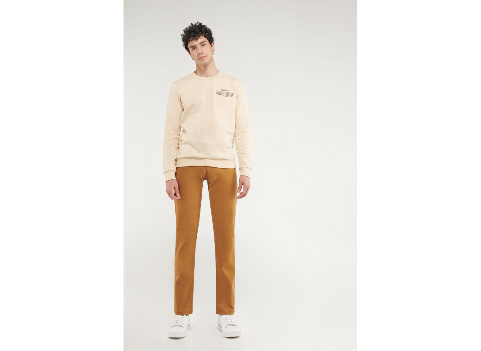 Pantalón unicolor tipo chino slim