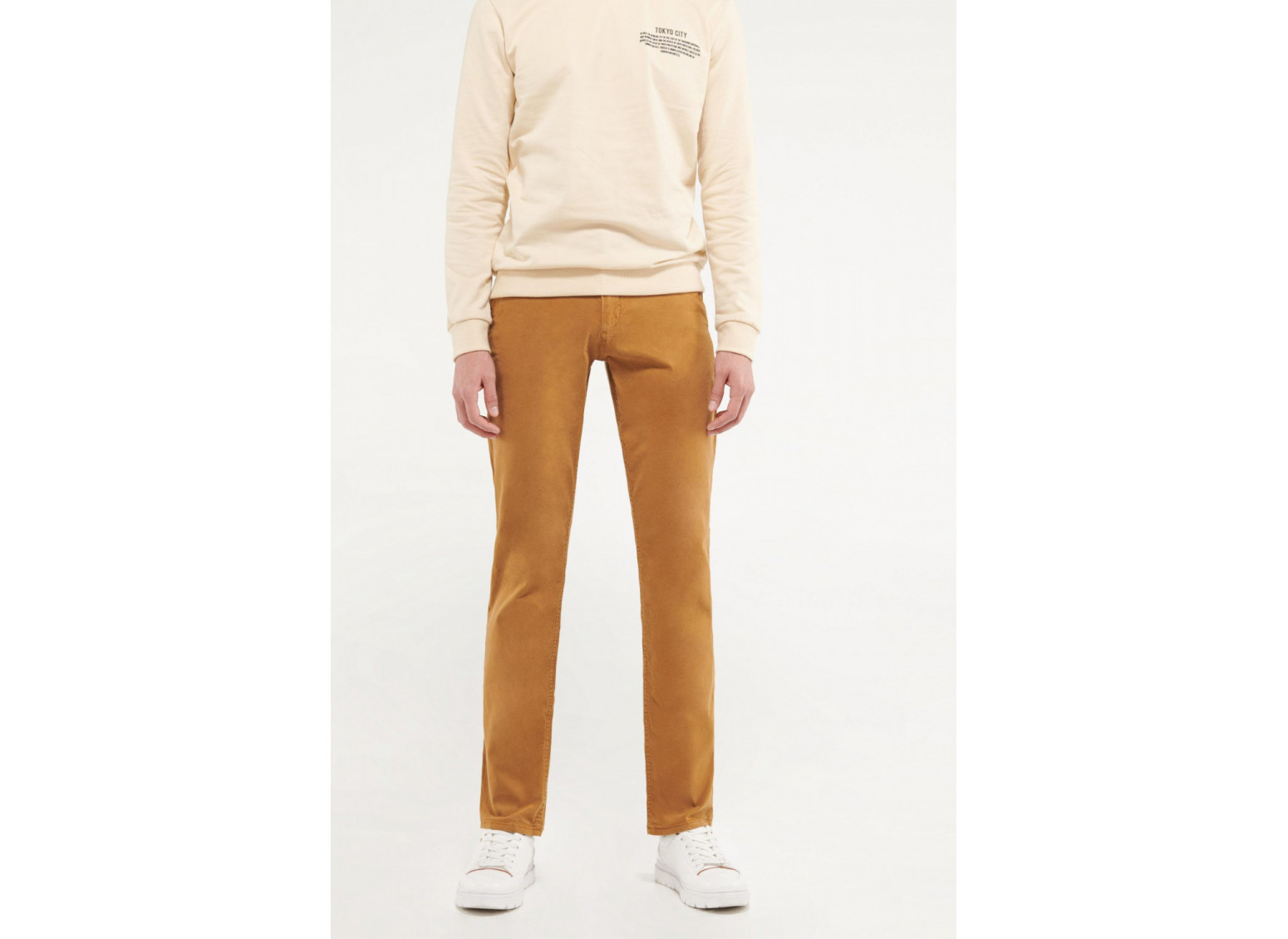 Pantalón unicolor tipo chino slim
