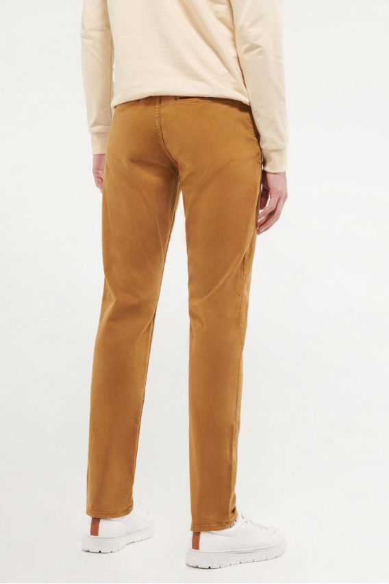 Pantalón unicolor tipo chino slim