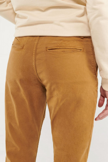 Pantalón unicolor tipo chino slim