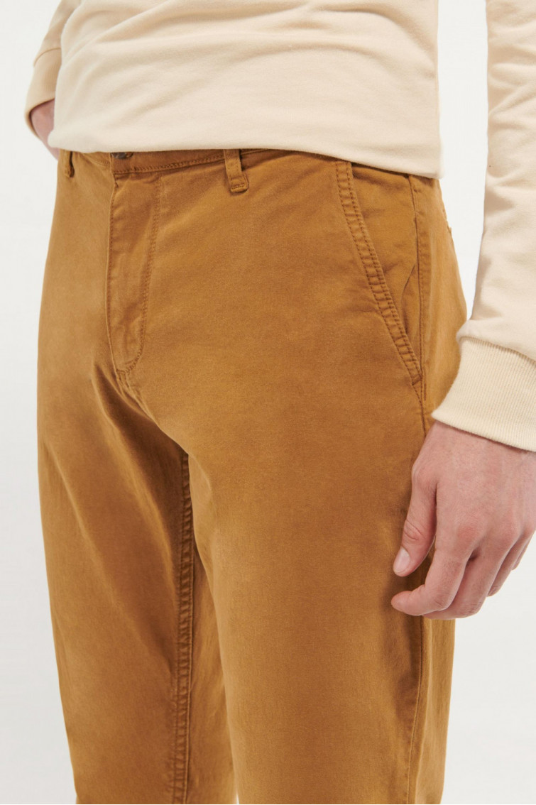 Pantalón unicolor tipo chino slim