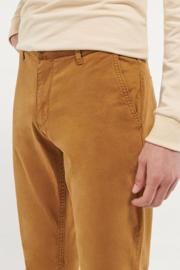 Pantalón unicolor tipo chino slim