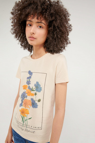 Camiseta básica, cuello redondo, estampada.