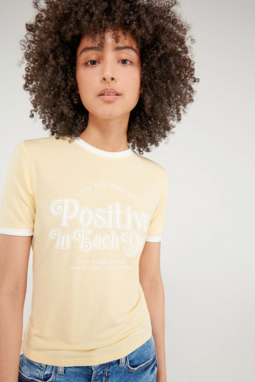 Camiseta cuello redondo, manga corta con puño en contraste, con estampado