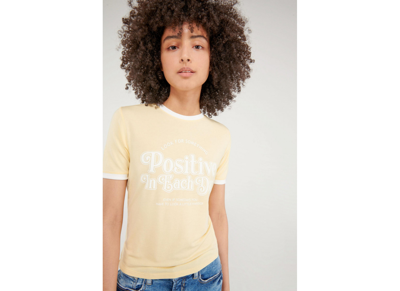Camiseta cuello redondo, manga corta con puño en contraste, con estampado