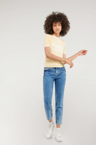 Camiseta cuello redondo, manga corta con puño en contraste, con estampado