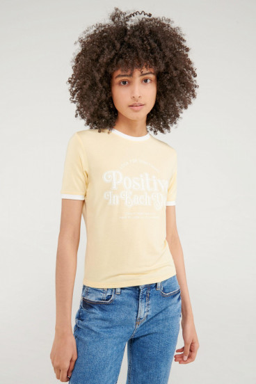 Camiseta cuello redondo, manga corta con puño en contraste, con estampado