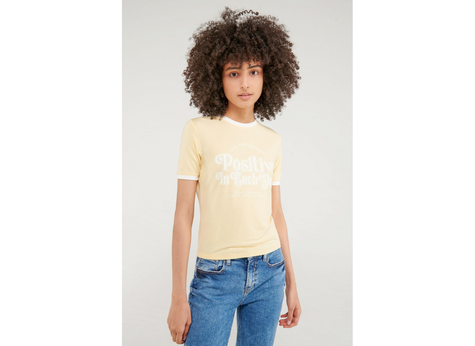 Camiseta cuello redondo, manga corta con puño en contraste, con estampado