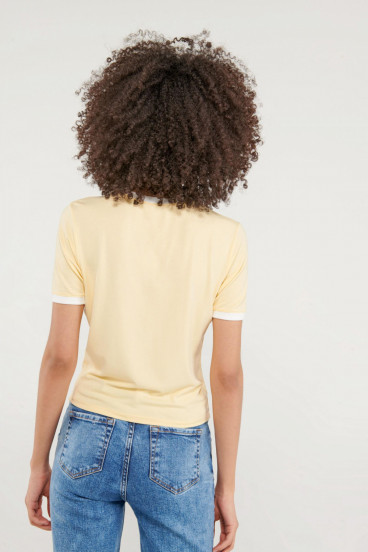 Camiseta cuello redondo, manga corta con puño en contraste, con estampado