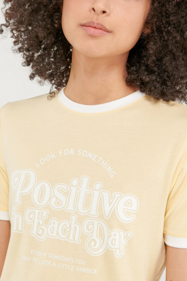 camiseta-cuello-redondo-manga-corta-con-puno-en-contraste-con-estampado