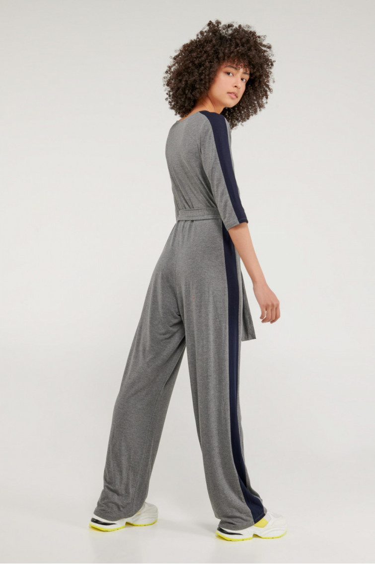 Enterizo manga ¾ con tiras para amarrar en cintura.