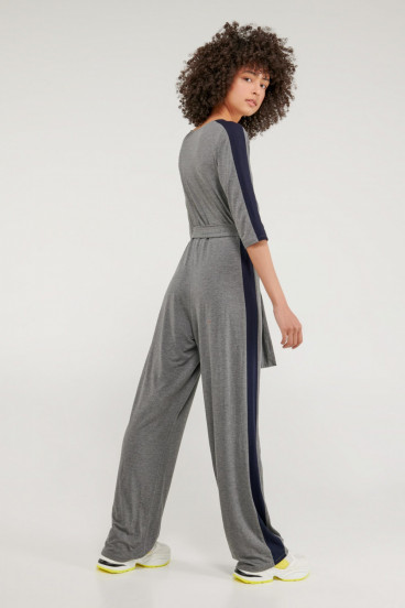 Enterizo manga ¾ con tiras para amarrar en cintura.