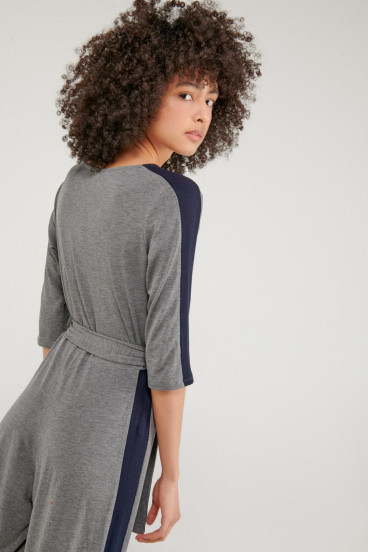 Enterizo manga ¾ con tiras para amarrar en cintura.