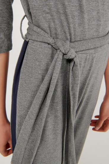 Enterizo manga ¾ con tiras para amarrar en cintura.