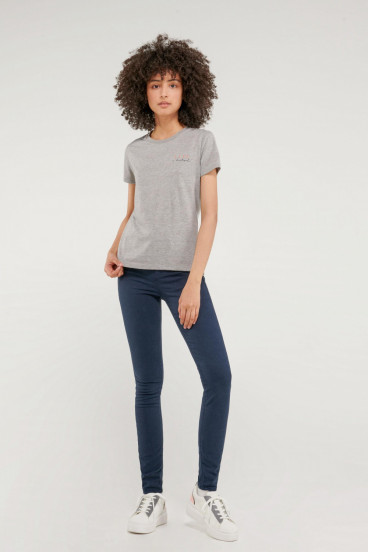 Camiseta cuello redondo, manga corta con estampado loungewear.