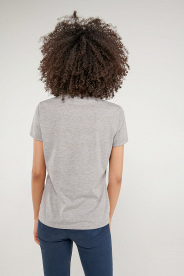 Camiseta cuello redondo, manga corta con estampado loungewear.