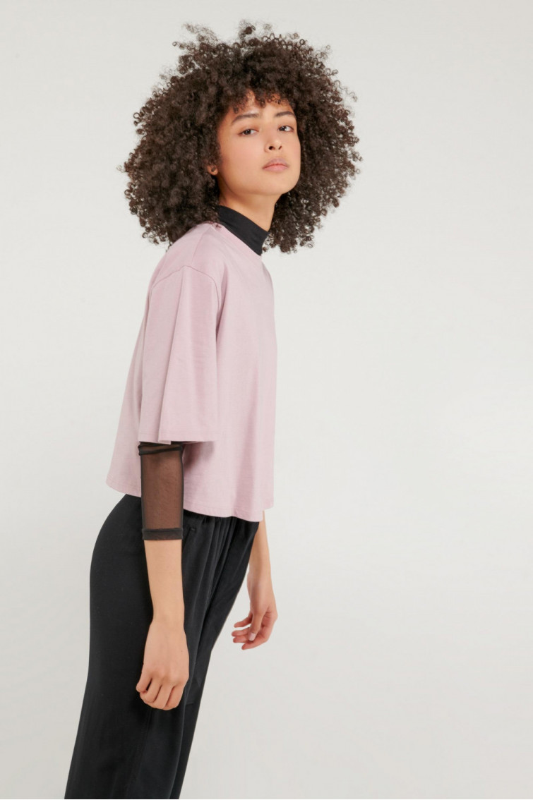 Camiseta manga corta con estampado en frente.