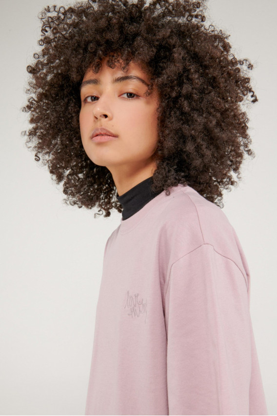 Camiseta manga corta con estampado en frente.