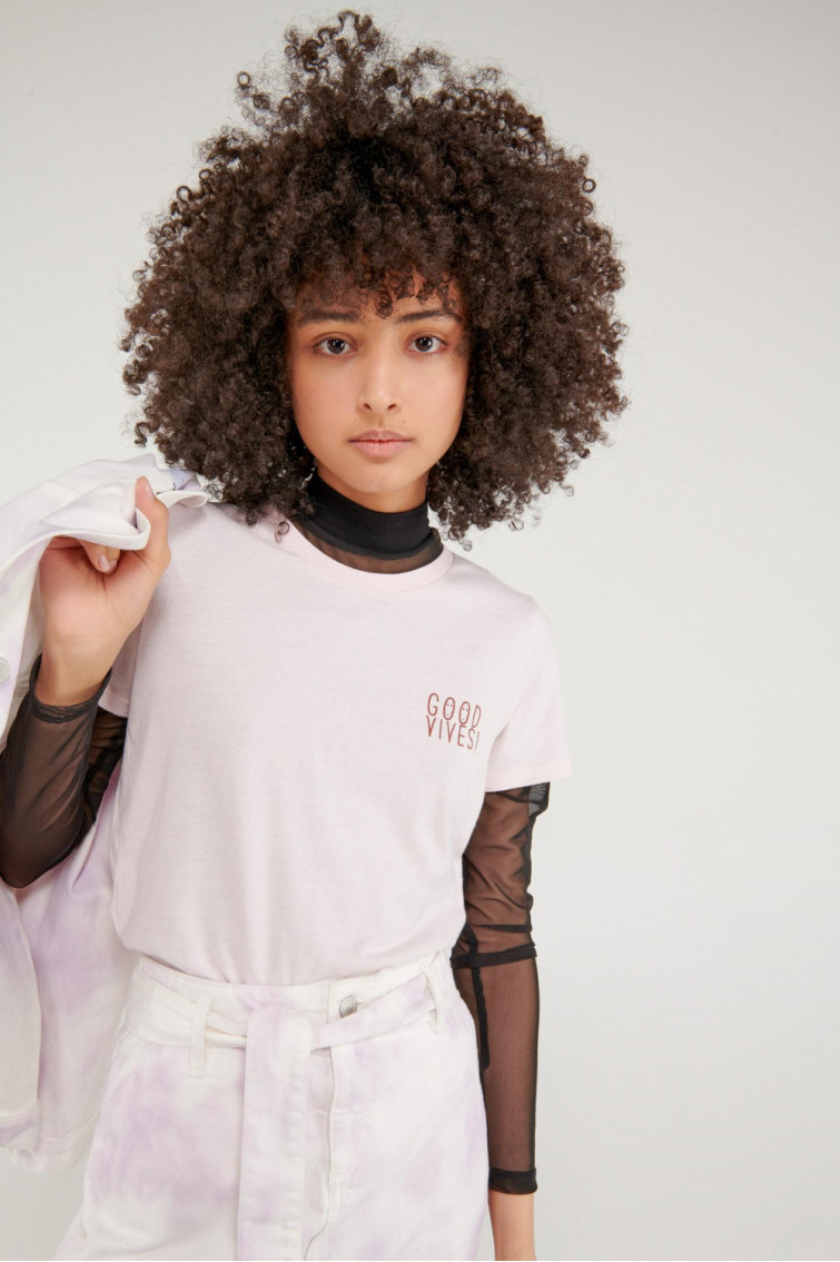 Camiseta cuello redondo, manga corta con estampado loungewear.