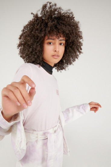 Camiseta cuello redondo, manga corta con estampado loungewear.