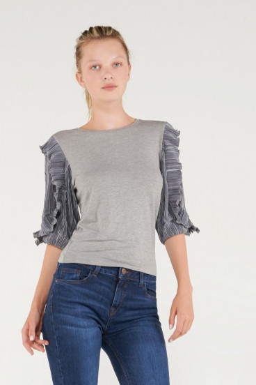 Camiseta unicolor cuello redondo, mangas con recogido.