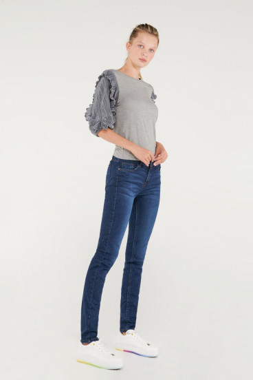 Camiseta unicolor cuello redondo, mangas con recogido.