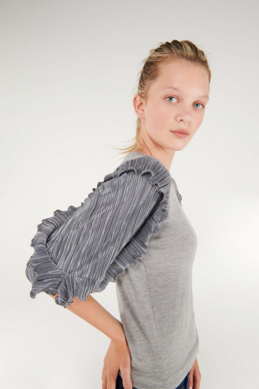 Camiseta unicolor cuello redondo, mangas con recogido.