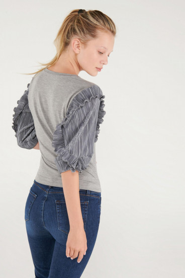 Camiseta unicolor cuello redondo, mangas con recogido.