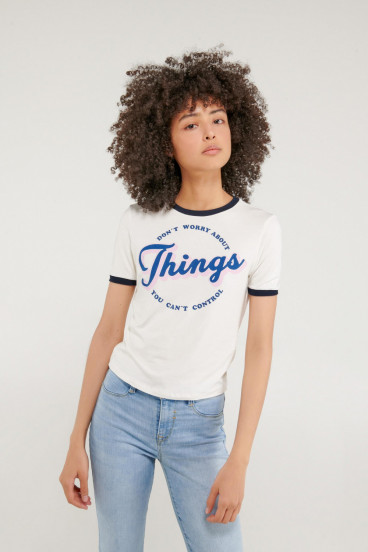 Camiseta cuello redondo, manga corta con puño en contraste, con estampado