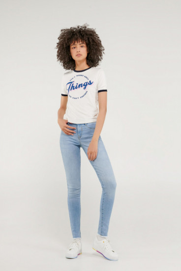 Camiseta cuello redondo, manga corta con puño en contraste, con estampado