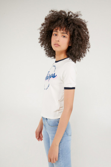 Camiseta cuello redondo, manga corta con puño en contraste, con estampado