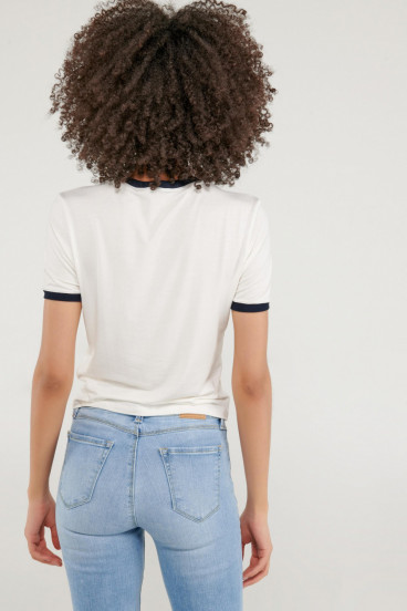 Camiseta cuello redondo, manga corta con puño en contraste, con estampado