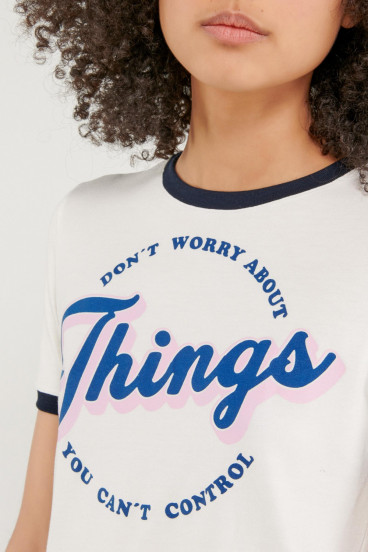 camiseta-cuello-redondo-manga-corta-con-puno-en-contraste-con-estampado