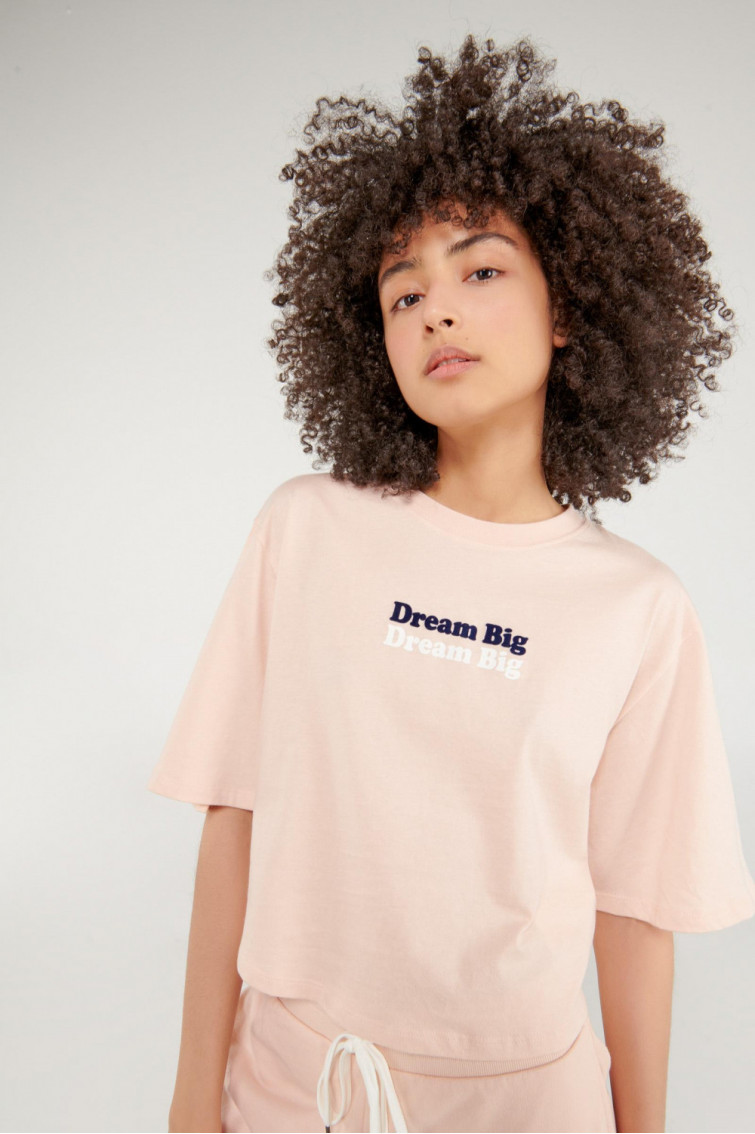 Camiseta cuello redondo, manga corta con estampado loungewear.