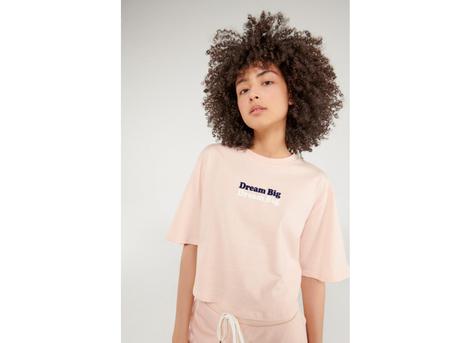 Camiseta cuello redondo, manga corta con estampado loungewear.