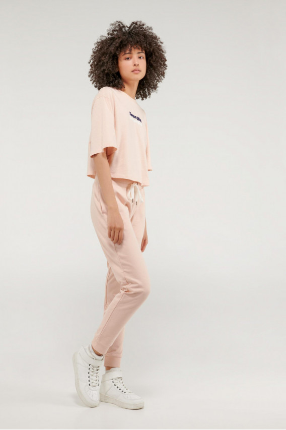 Camiseta cuello redondo, manga corta con estampado loungewear.