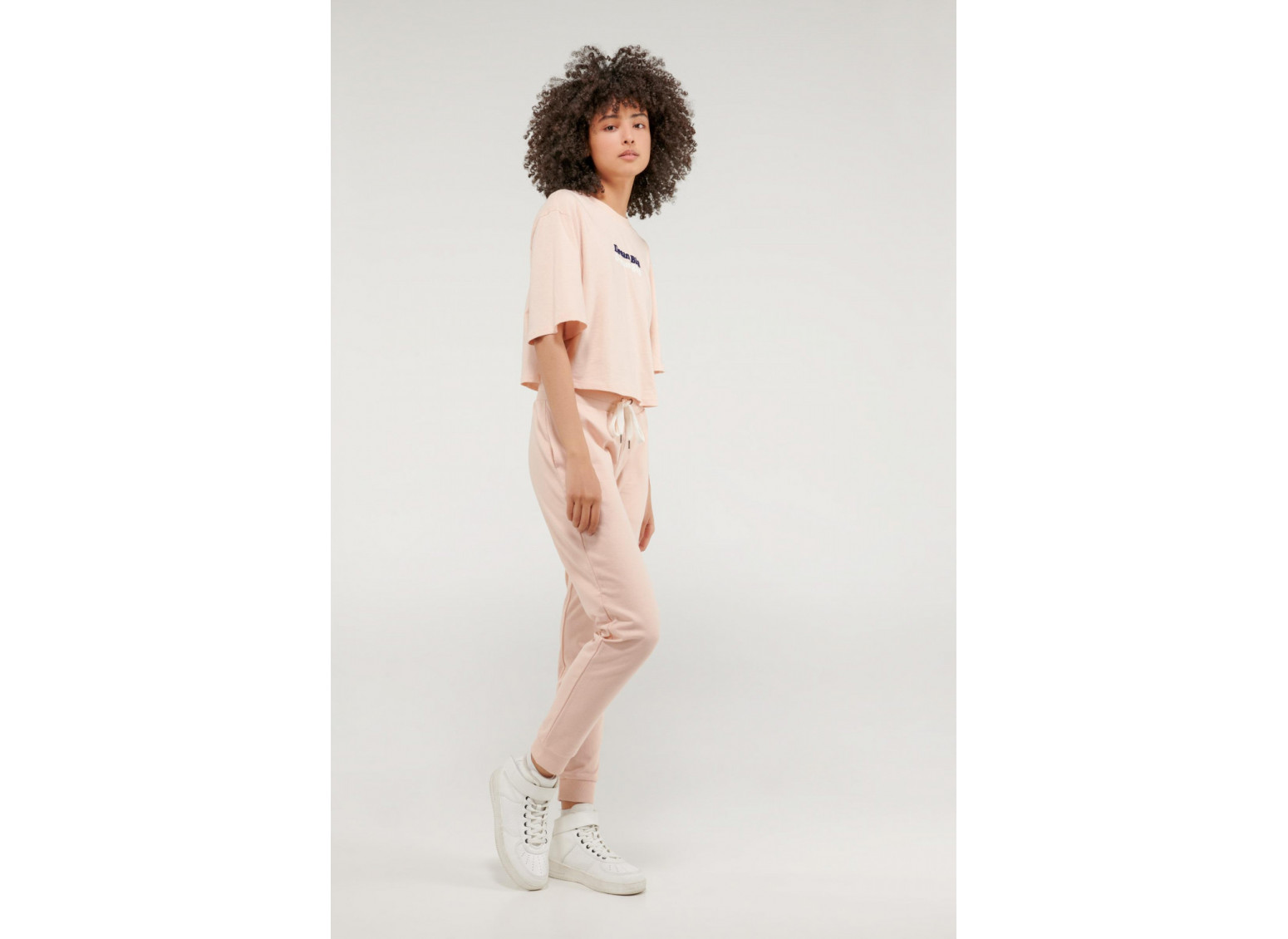 Camiseta cuello redondo, manga corta con estampado loungewear.