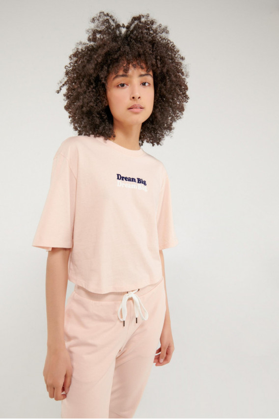 Camiseta cuello redondo, manga corta con estampado loungewear.