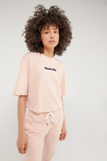 Camiseta cuello redondo, manga corta con estampado loungewear.