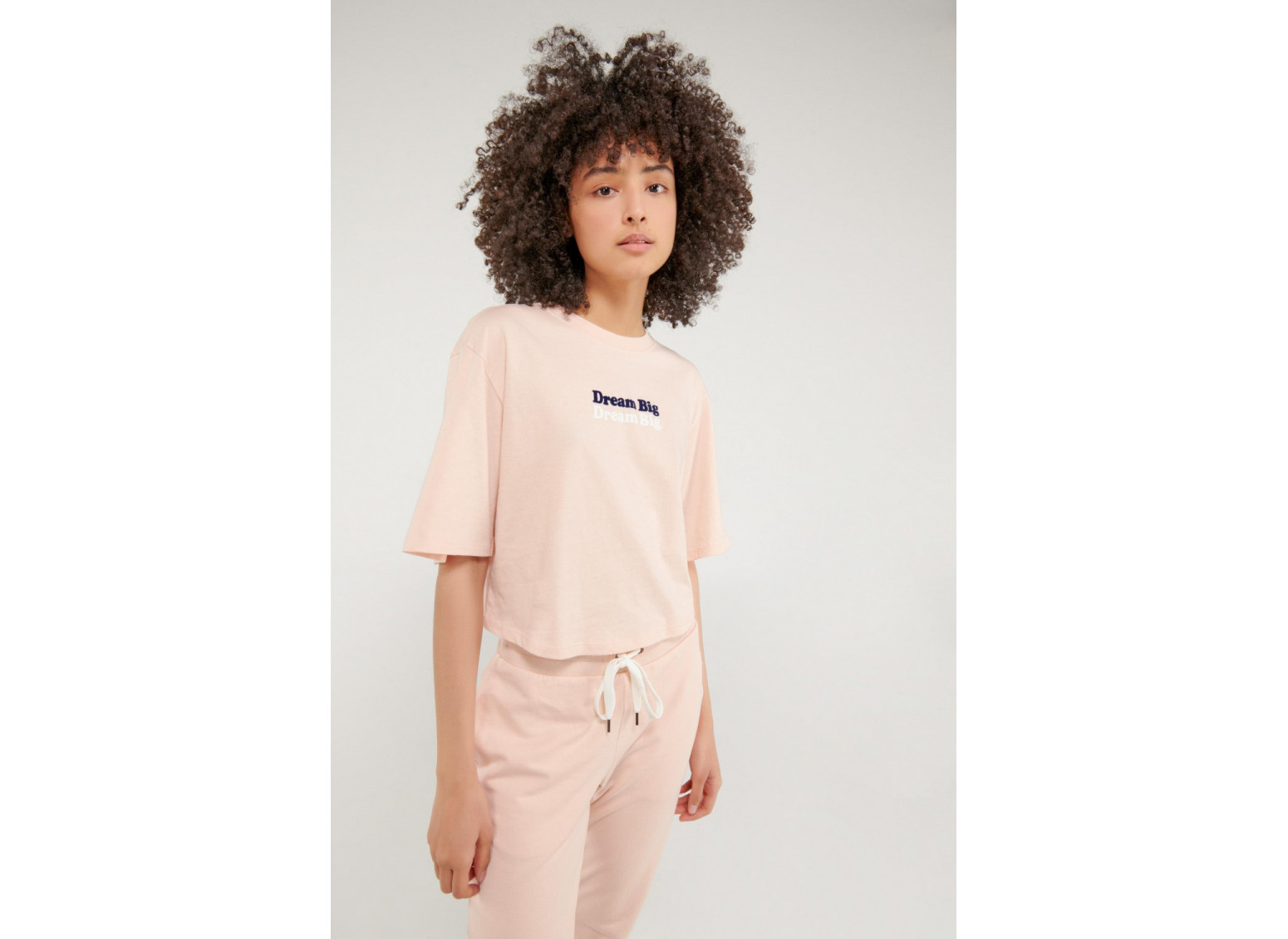 Camiseta cuello redondo, manga corta con estampado loungewear.