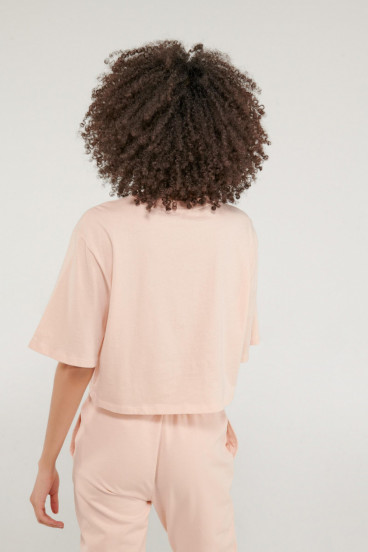 Camiseta cuello redondo, manga corta con estampado loungewear.