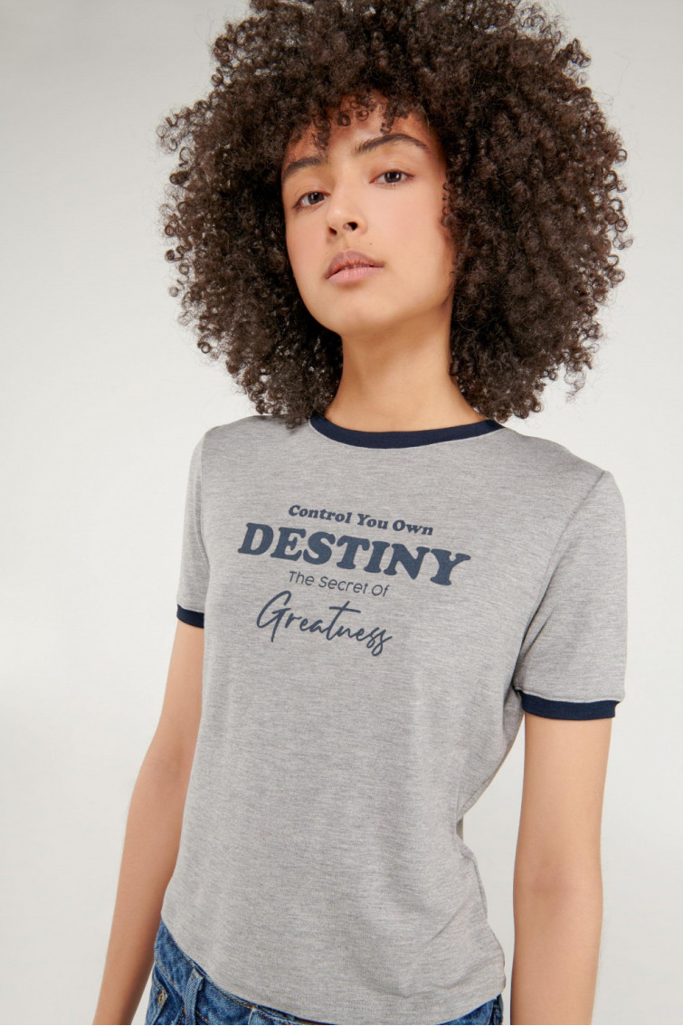 Camiseta cuello redondo, manga corta con puño en contraste, con estampado