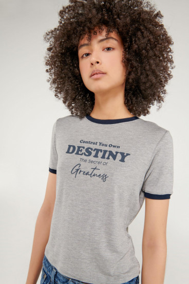 Camiseta cuello redondo, manga corta con puño en contraste, con estampado